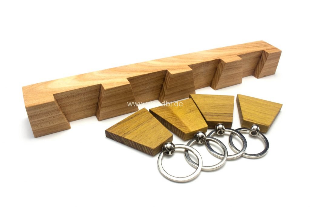 Die einzelnen Schlüsselanhänger werden in die gefrästen Passungen eingesetzt, durch die konische Form halten diese bombenfest) Schlüsselhalter aus Holz